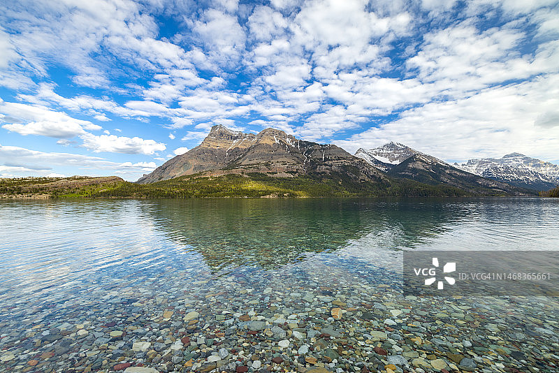 加拿大艾伯塔省沃特顿湖国家公园的沃特顿湖图片素材