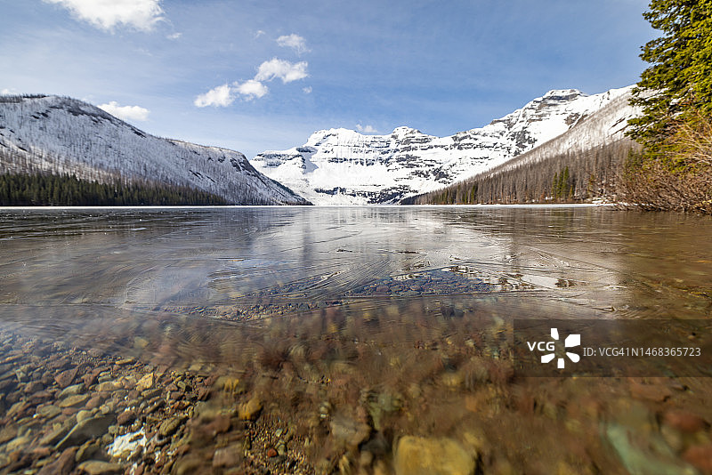 加拿大艾伯塔省沃特顿湖国家公园的卡梅伦湖图片素材