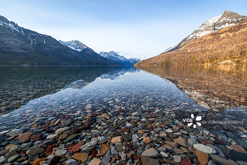 加拿大艾伯塔省沃特顿湖国家公园日出时的沃特顿湖图片素材