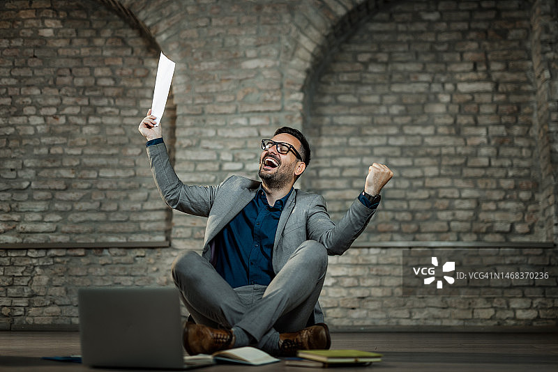 在办公室里庆祝成功的快乐商人图片素材