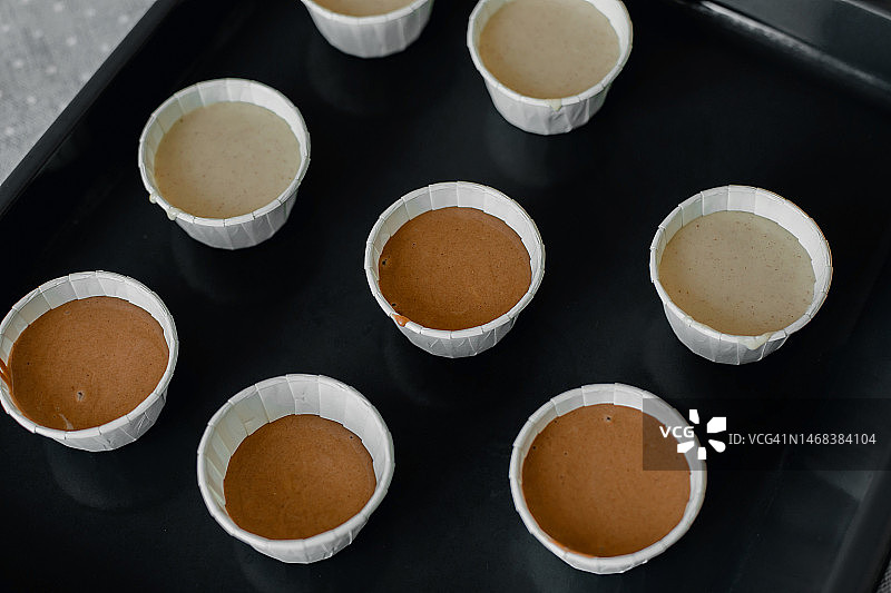 装有生面团的松饼模具俯视图图片素材