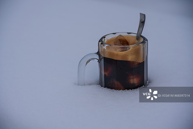 雪地上的越南咖啡图片素材