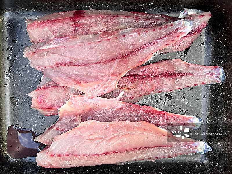 烤盘上的鱼片图片素材