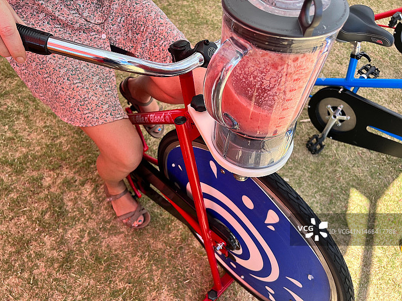 踩着人力搅拌机自行车的女人的腿图片素材