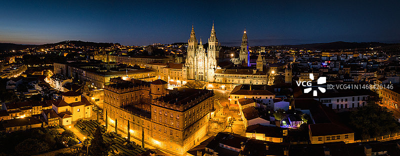 西班牙加利西亚圣地亚哥-德孔波斯特拉夜景日落XXL全景图片素材