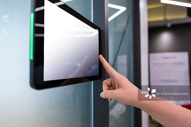 男人触摸屏幕图片素材