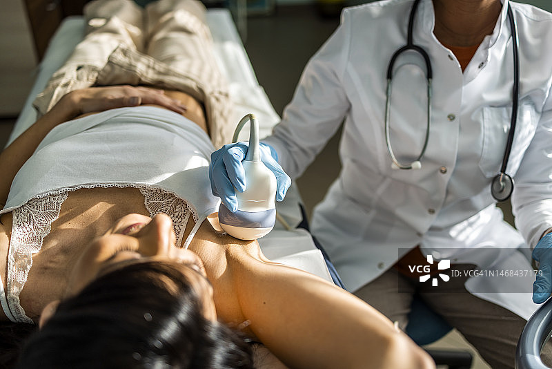 护士进行乳房检查图片素材