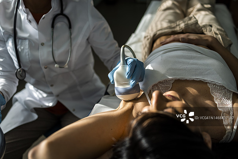 年轻女子正在做乳腺超声检查，预防乳腺癌图片素材