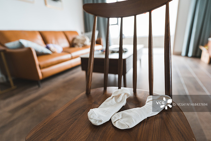 椅子上的一双白色袜子图片素材