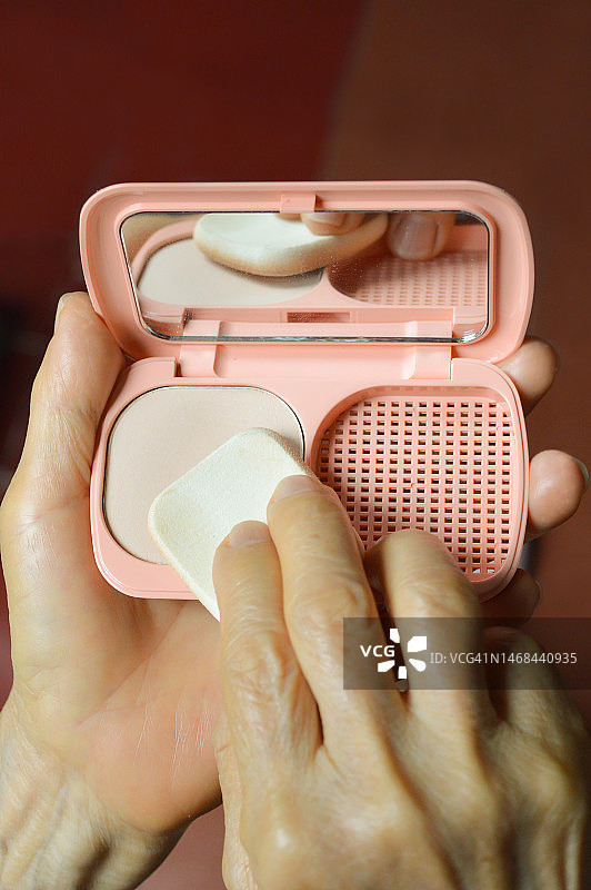 女人使用粉饼图片素材