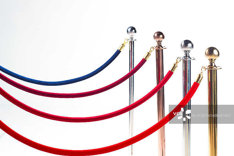 白色背景上的隔离栏杆绳，奢华VIP概念图片素材