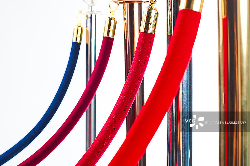 白色背景上的隔离栏杆绳，奢华VIP概念图片素材