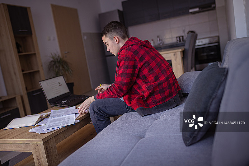 在家做作业，远程教育图片素材