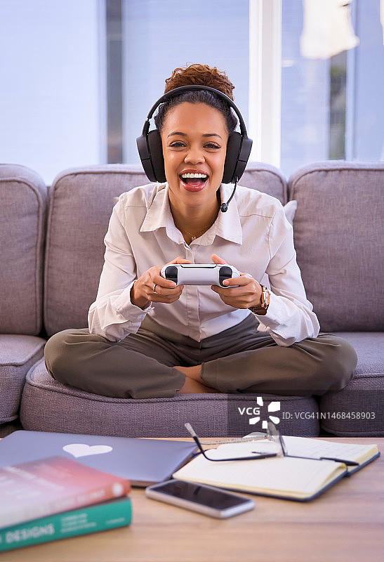 游戏：戴着耳机在沙发上玩视频游戏的黑人女性或主播，有趣的休息，Z世代赛博朋克玩家或美国人在科技游戏机和休息室赢得电竞比赛图片素材