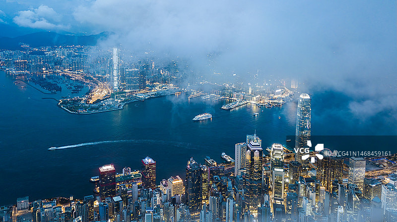 从太平山顶俯瞰香港城市天际线全景图片素材