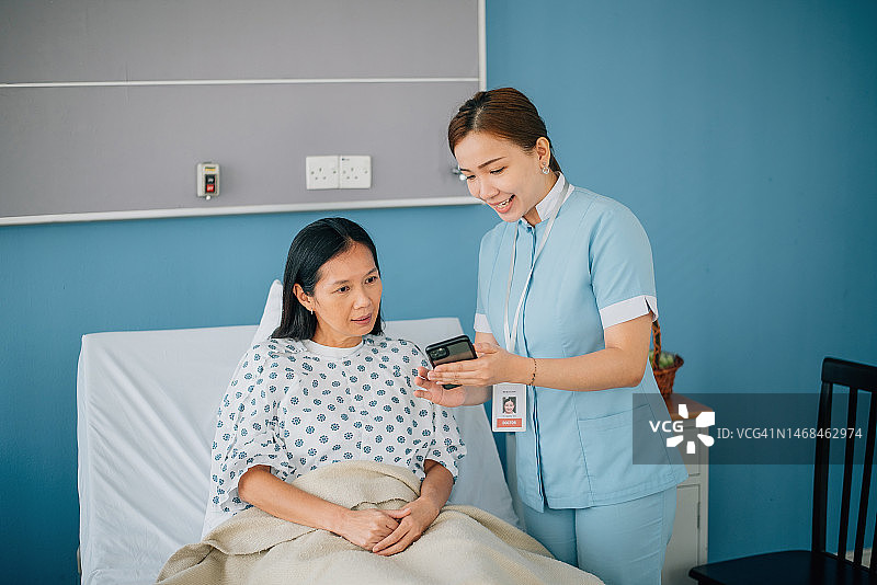 护士正在向她的病人解释图片素材