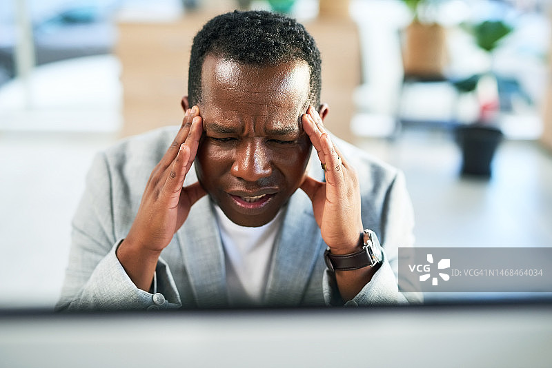 压力：头痛和困惑的黑人男子在商业电脑上遇到404技术问题。沮丧的经理、倦怠和办公室错误，因焦虑、疲劳和抑郁而导致心理健康危机图片素材