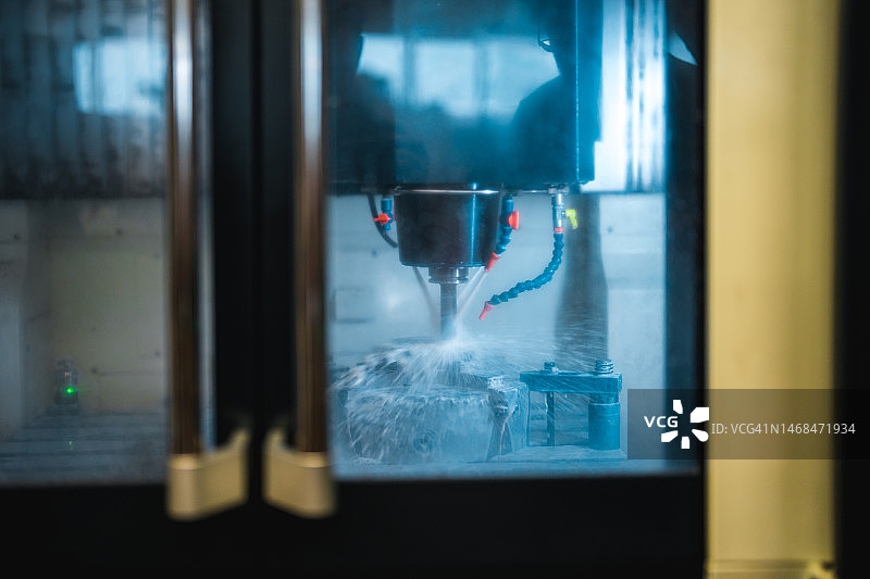 运行中的液冷数控机床图片素材