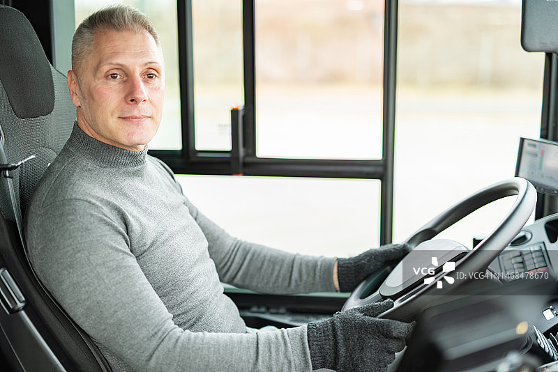 男司机驾驶公共汽车图片素材