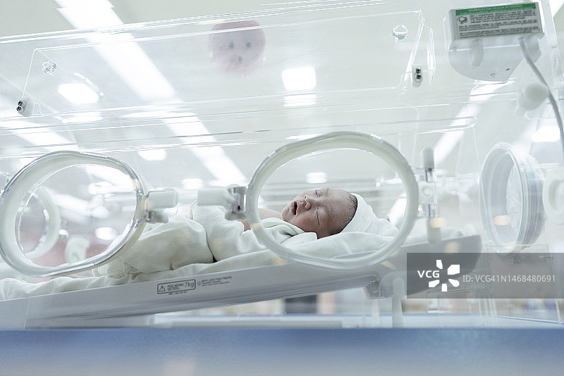 在保育箱中哭泣的亚洲新生儿图片素材