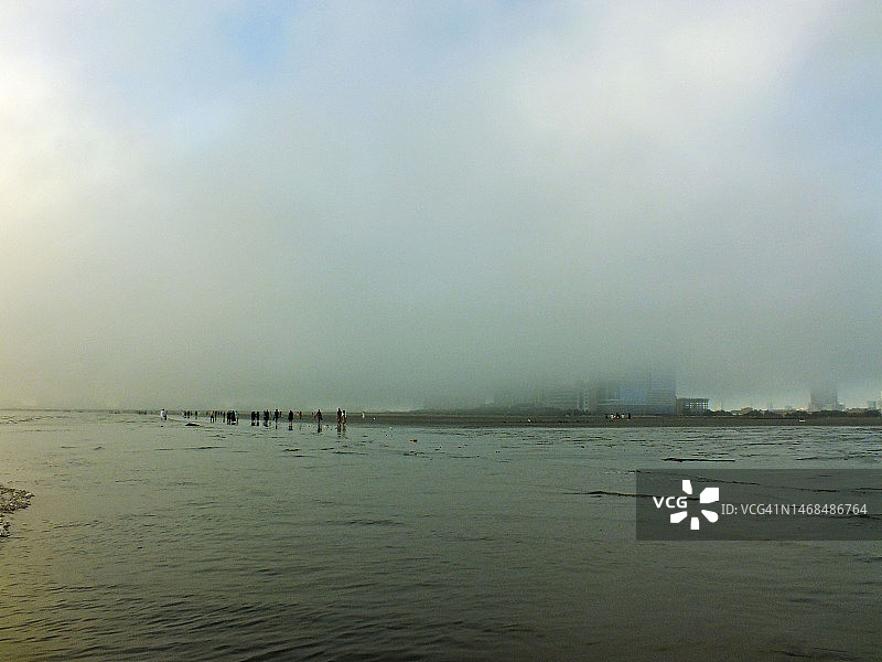 建筑物旁的流云图片素材
