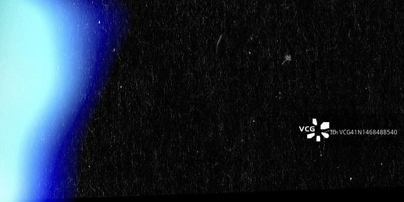 黑色背景上的电影眩光、噪点和划痕图片素材