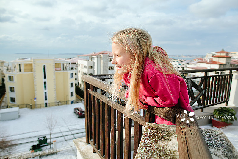 在露台上看雪景的女孩图片素材