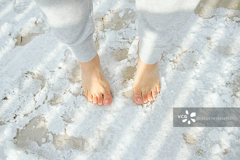 雪地里的女性光脚图片素材