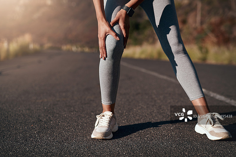 跑步中的女人膝盖疼痛或在户外伸展，运动损伤与健康图片素材