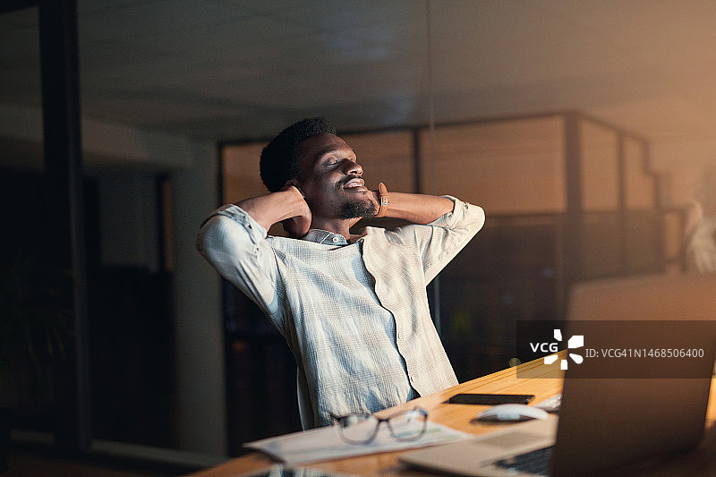 黑人男子在办公室小憩图片素材