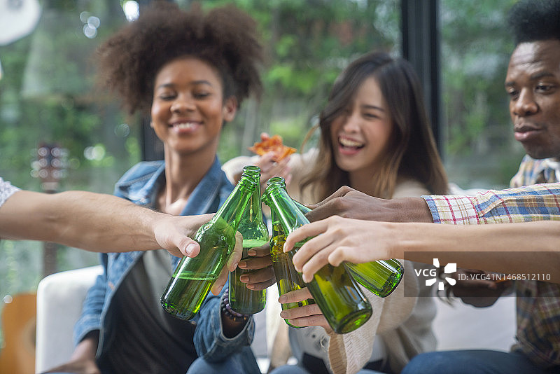 参加聚会的年轻人图片素材