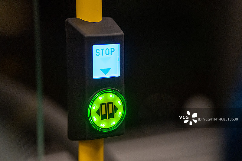 公交车上的停止按钮图片素材