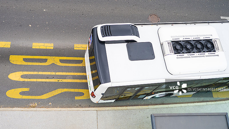 停在街道上的公交车图片素材