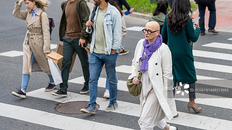 朋友们在街上散步图片素材