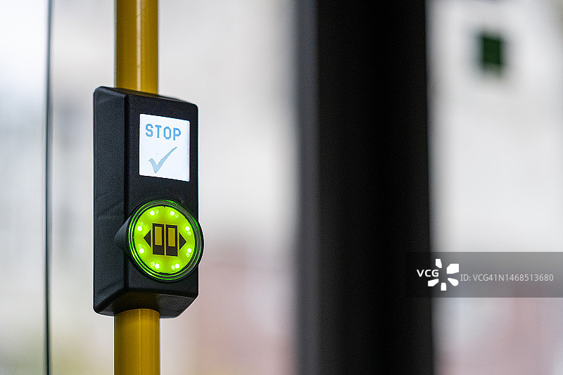 公交车上的停止按钮图片素材