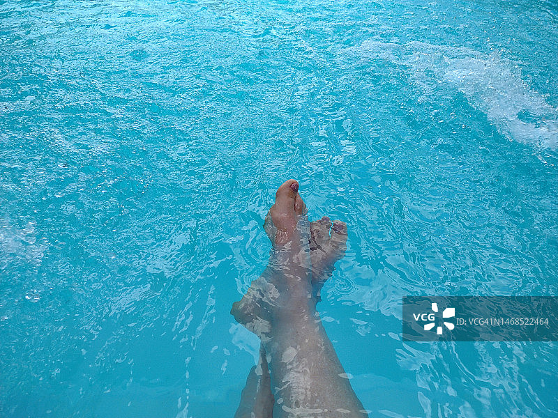 在泳池放松图片素材