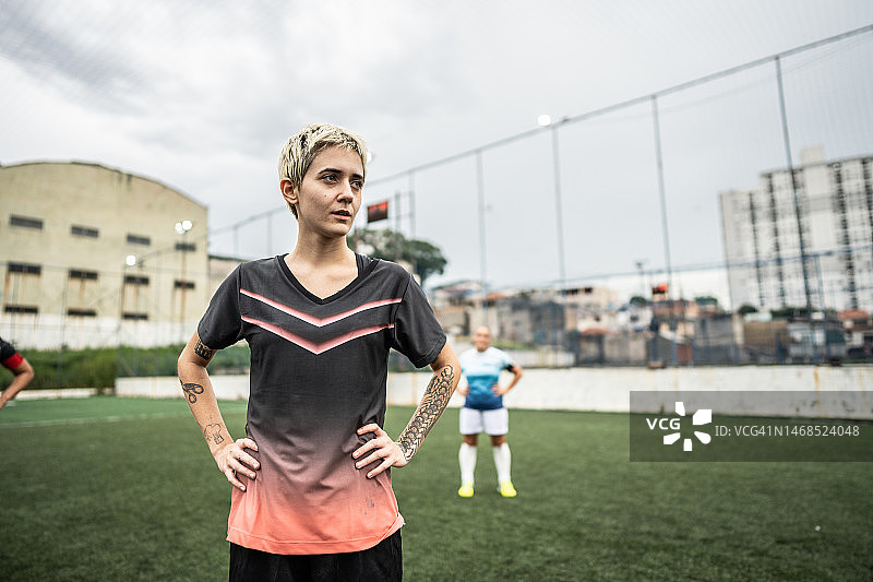女足球员在球场上看向远方图片素材