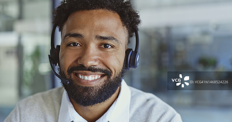 黑人男子肖像，呼叫中心顾问或电话销售代理提供客户支持沟通或销售联络图片素材