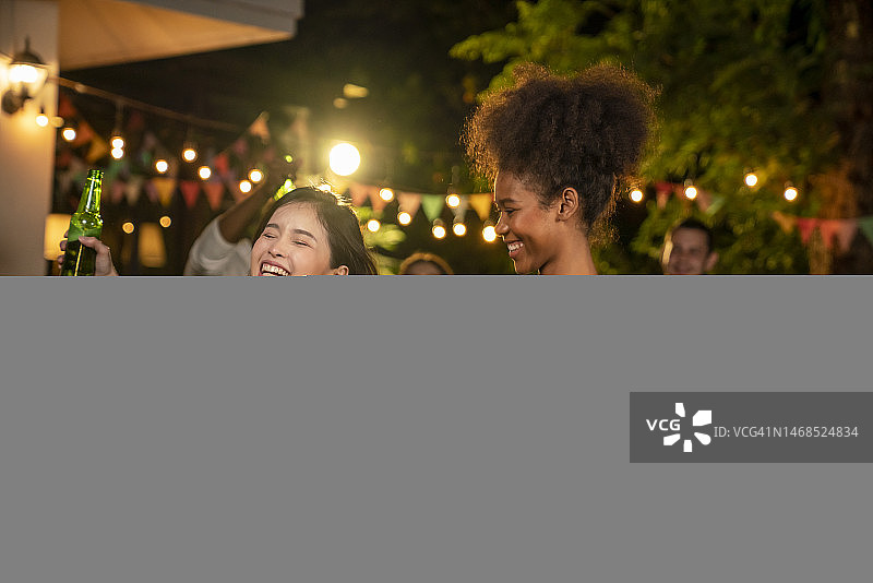 朋友们在房子前举行晚宴图片素材