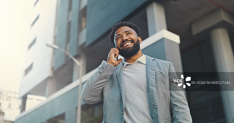 在纽约用手机通话的商务男人图片素材