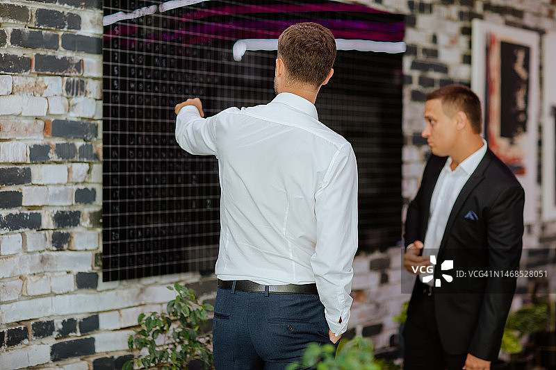 商务男士站在办公室黑板旁图片素材