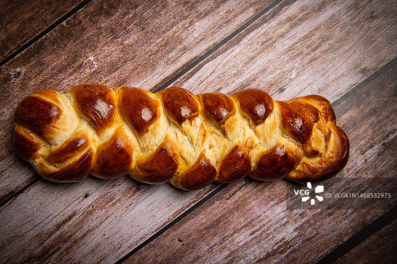 桌子上面包的高角度视图图片素材