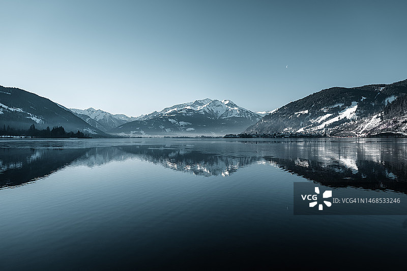 奥地利滨湖采尔雪山湖泊的冬季美景图片素材