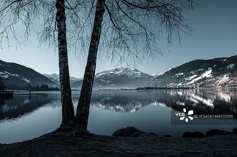 奥地利滨湖采尔雪山湖泊的冬季美景图片素材