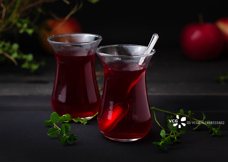 罗马尼亚桌上玻璃杯饮料特写图片素材