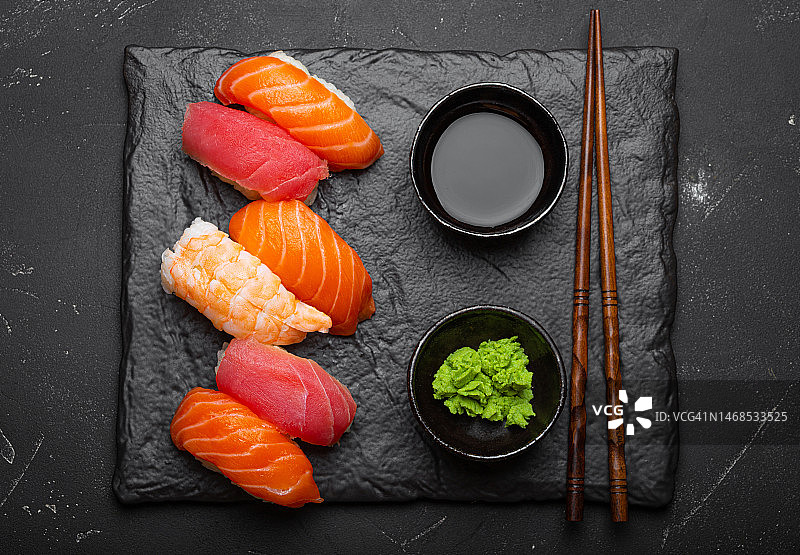 日式传统寿司配酱油、芥末和筷子（俯视）图片素材