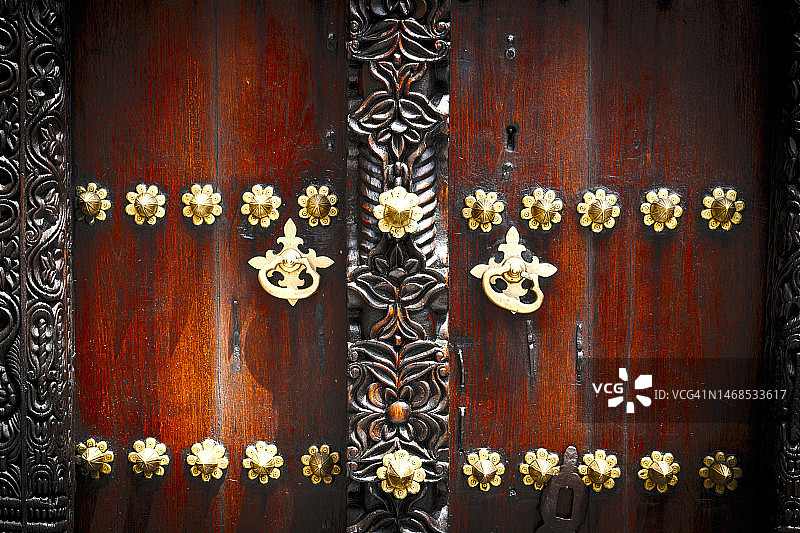 桑给巴尔石头城的装饰古老门廊图片素材