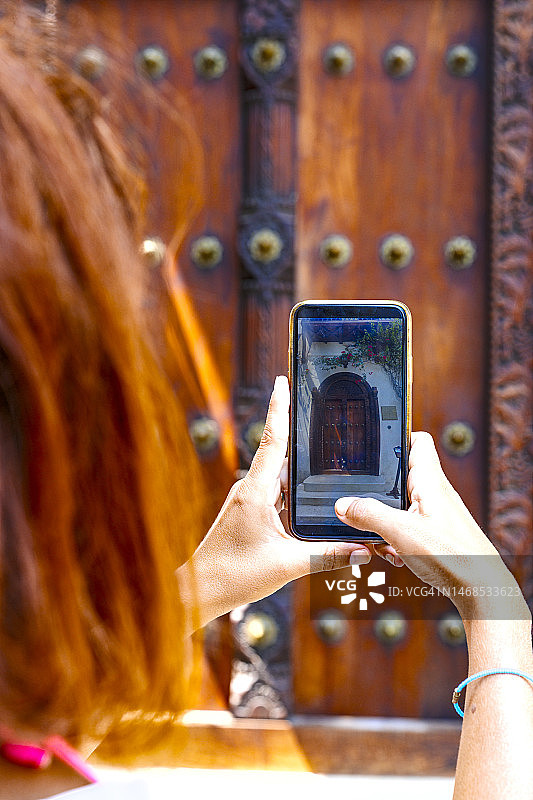 拍摄旧门口的女人图片素材