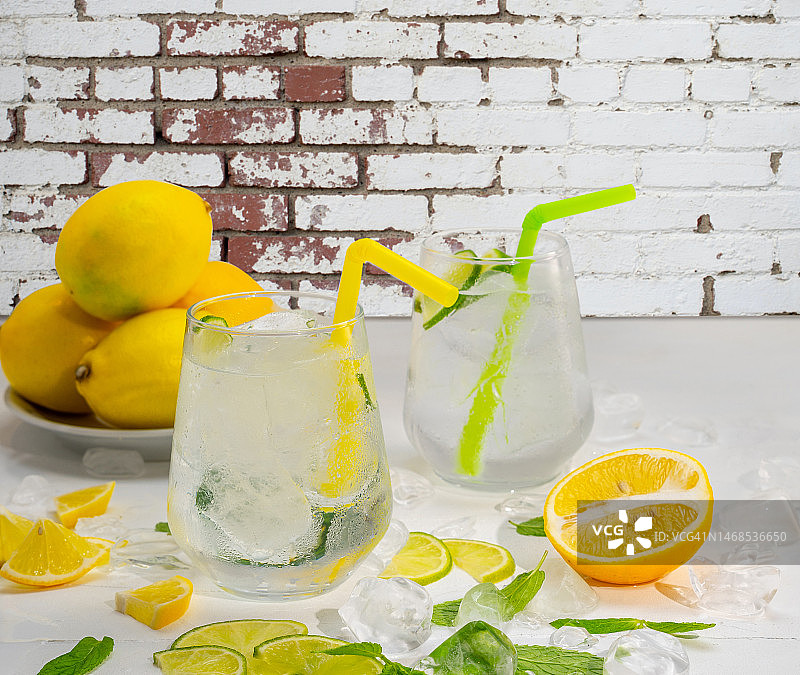 土耳其桌上玻璃杯饮品特写图片素材