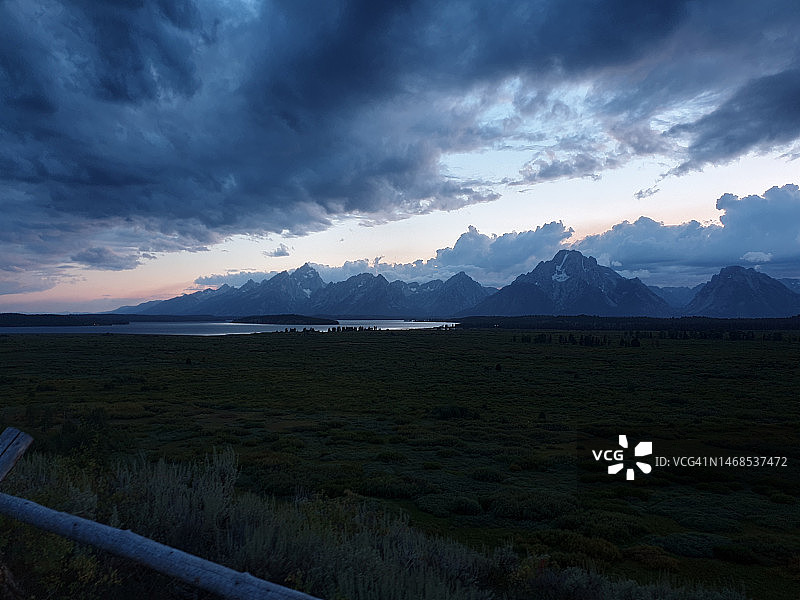 美国怀俄明州莫兰日落时分的田野风光图片素材